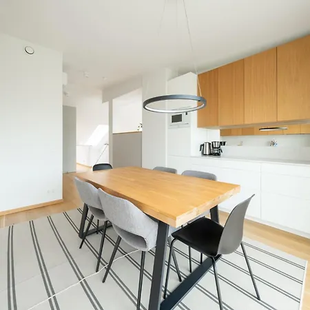 Beautiful New 3br In Great Location Lejlighed